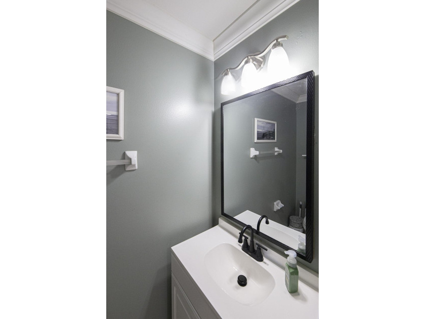 Welcome to this beautifully maintained turn-key three-story - photo 33