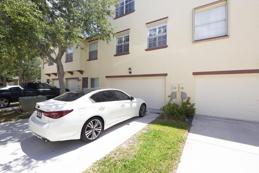 Welcome to this beautifully maintained turn-key three-story - photo 36