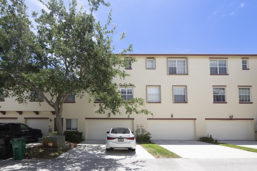 Welcome to this beautifully maintained turn-key three-story - photo 37