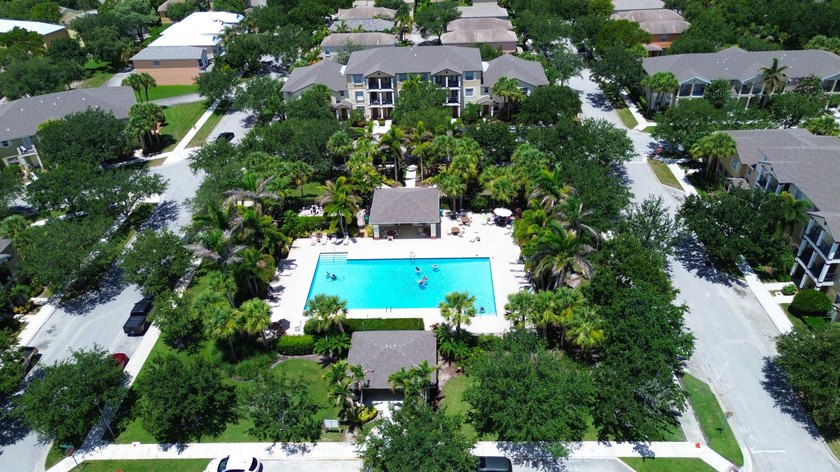 Welcome to this beautifully maintained turn-key three-story - photo 39