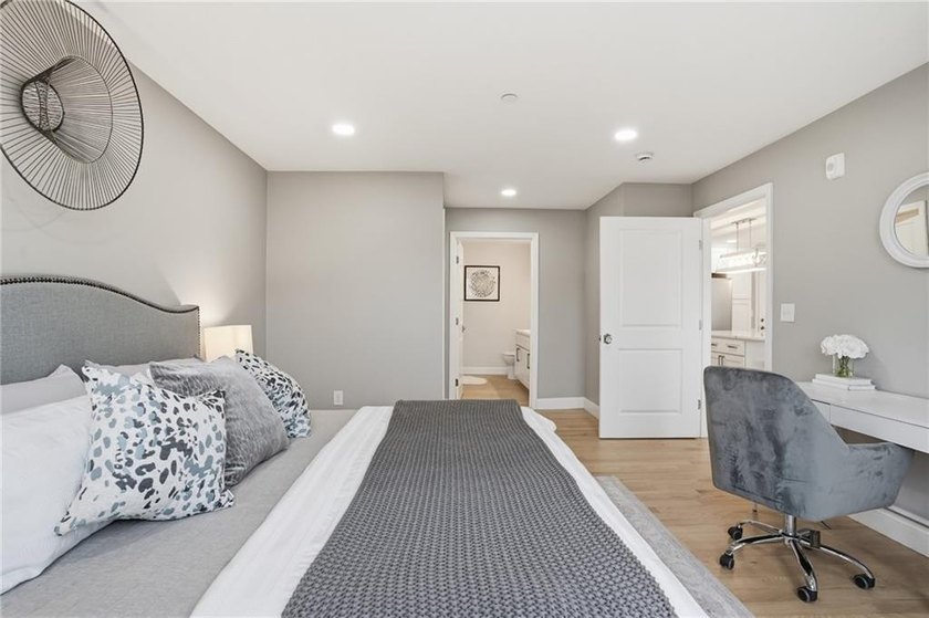 **1 BED UNIT ON TOP FLOOR NEAR ELEVATOR. PRIVATE BALCONY, EN - photo 12