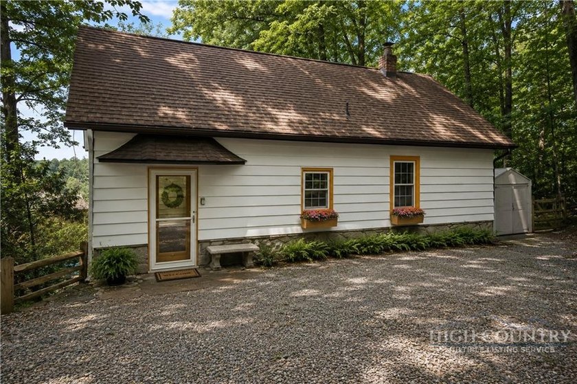 Classic Blowing Rock cottage filled with the timeless charm and - photo 2