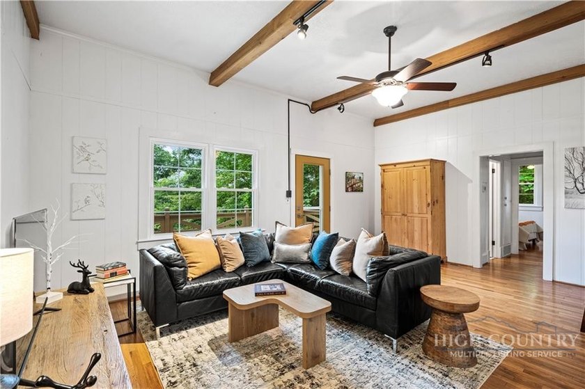 Classic Blowing Rock cottage filled with the timeless charm and - photo 4