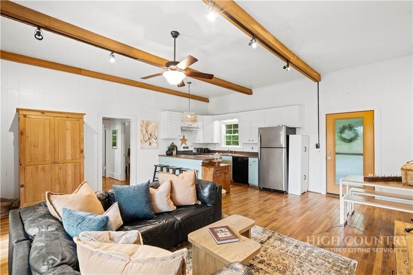 Classic Blowing Rock cottage filled with the timeless charm and - photo 6