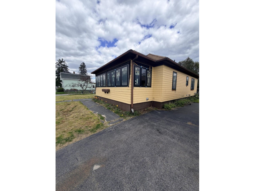 Beautiful bungalow style home. Set up for single floor - photo 8
