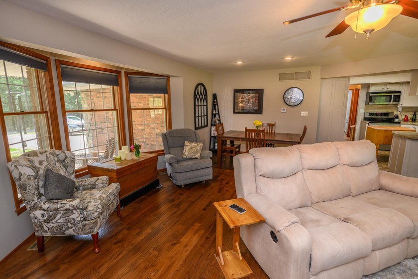 Enjoy easy access to Bull Shoals Lake and the White River from - photo 11