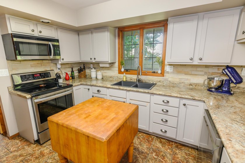 Enjoy easy access to Bull Shoals Lake and the White River from - photo 16