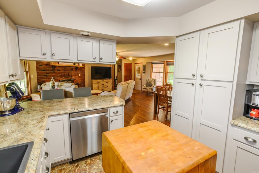 Enjoy easy access to Bull Shoals Lake and the White River from - photo 17