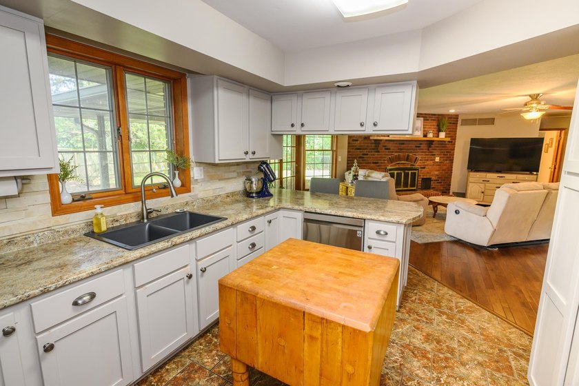 Enjoy easy access to Bull Shoals Lake and the White River from - photo 18