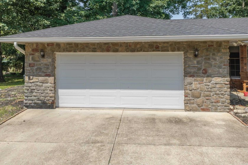 Enjoy easy access to Bull Shoals Lake and the White River from - photo 27