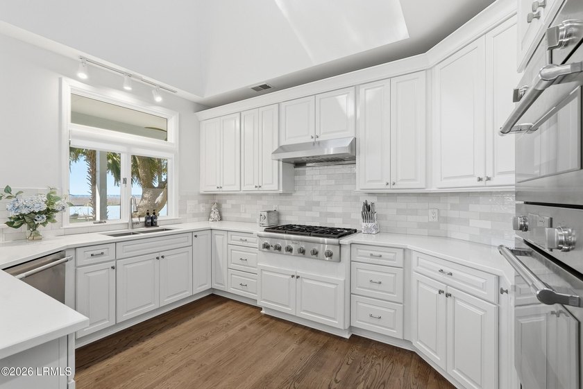 Ooo la la! Newly Renovated, Open Concept and a SHOW STOPPER! - photo 15