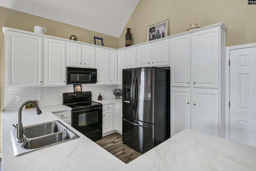 Rare find: Lake Murray waterfront living with big water, big - photo 17