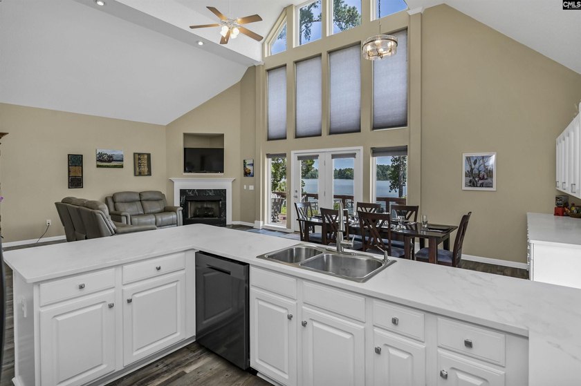 Rare find: Lake Murray waterfront living with big water, big - photo 18