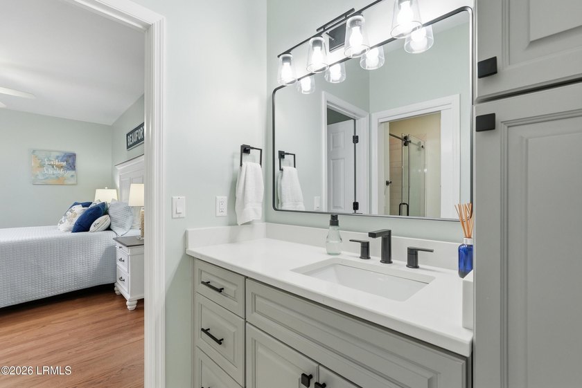 Ooo la la! Newly Renovated, Open Concept and a SHOW STOPPER! - photo 30