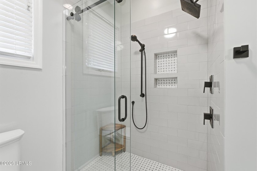 Ooo la la! Newly Renovated, Open Concept and a SHOW STOPPER! - photo 31