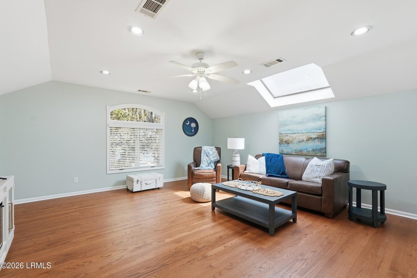 Ooo la la! Newly Renovated, Open Concept and a SHOW STOPPER! - photo 33