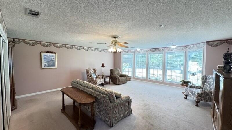 Very well maintained and peaceful location! This 3 bed / 2 bath - photo 8