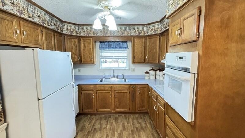 Very well maintained and peaceful location! This 3 bed / 2 bath - photo 9