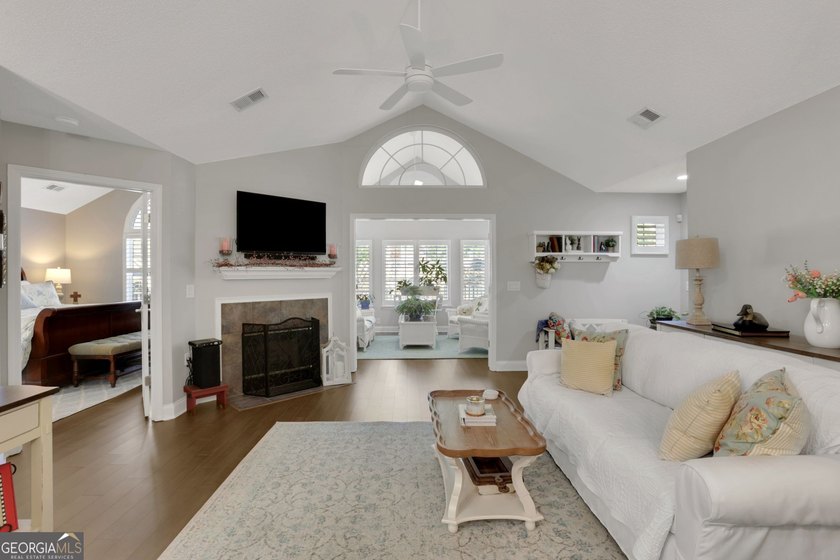 Beautifully updated and completely turnkey ranch home in the - photo 3