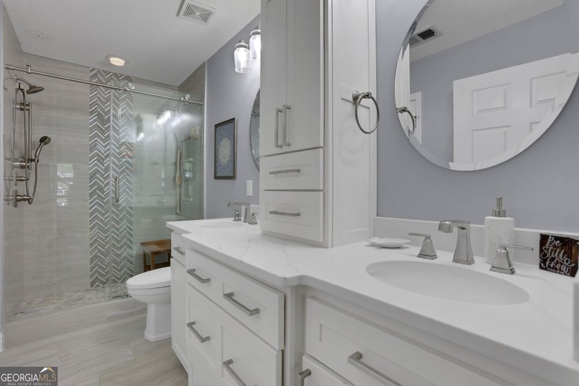 Beautifully updated and completely turnkey ranch home in the - photo 7