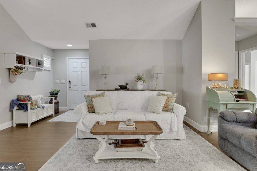 Beautifully updated and completely turnkey ranch home in the - photo 10