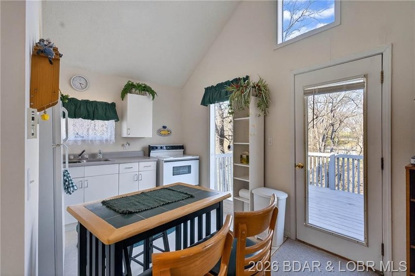 Lake of the Ozarks retreat located in the desirable Keithley's - photo 12