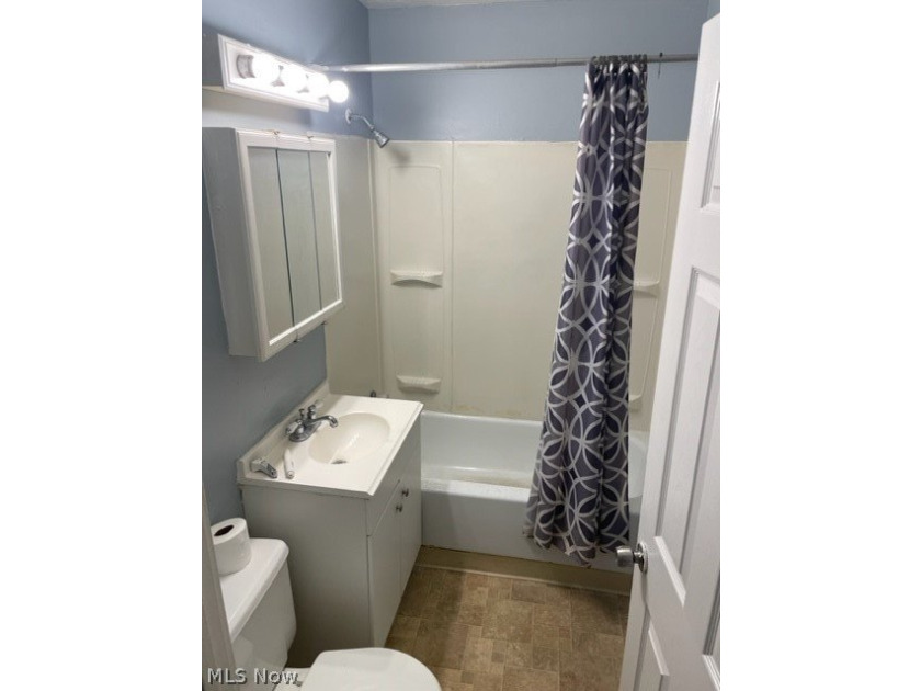 407 East 147th Street in Cleveland presents a fully occupied - photo 12