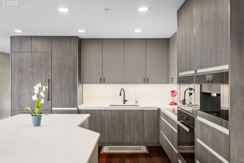 Experience penthouse living in the John Ross with this fully - photo 15