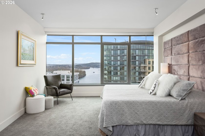 Experience penthouse living in the John Ross with this fully - photo 22