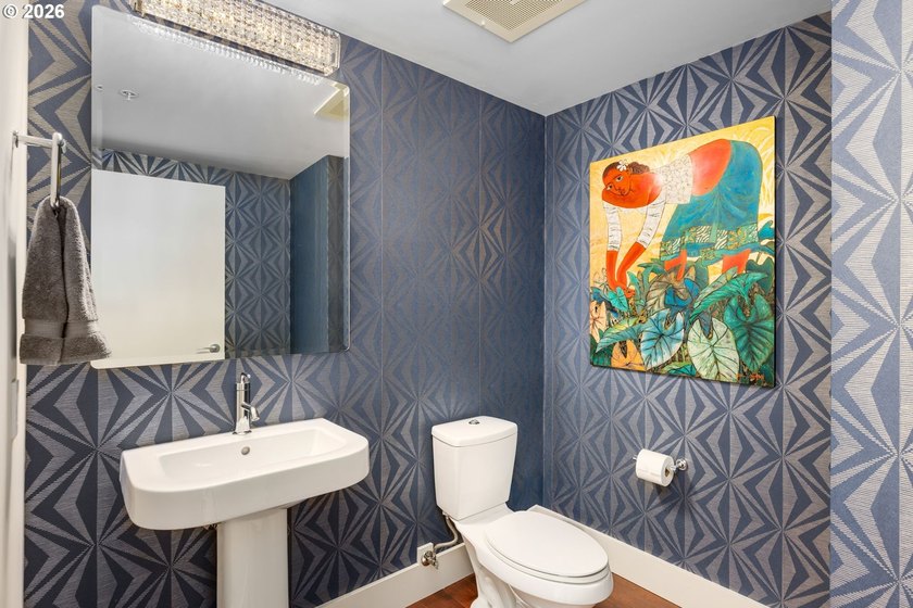 Experience penthouse living in the John Ross with this fully - photo 31