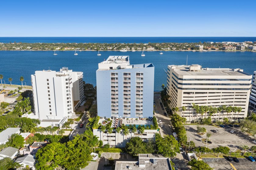 Fully renovated 11th-floor 2BR/2BA condo with stunning southeast - photo 2