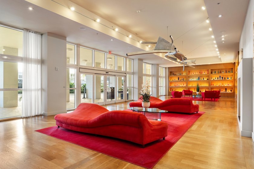 Fully renovated 11th-floor 2BR/2BA condo with stunning southeast - photo 3