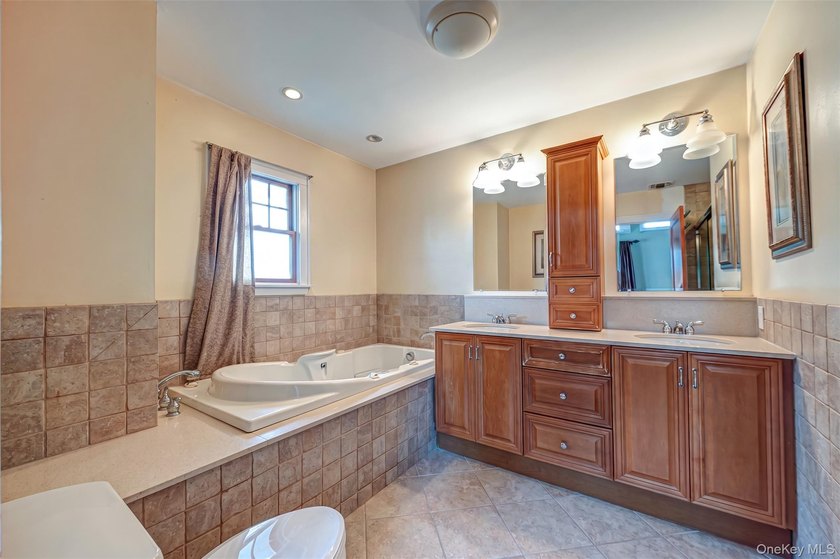 Enjoy breathtaking views overlooking Huntington Bay from this - photo 22