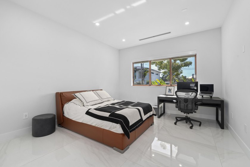 Experience unparalleled modern waterfront luxury in prestigious - photo 24