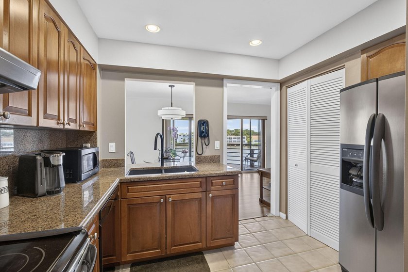 ACCEPTING BACK-UP OFFERS. Take Elevator t0 TOP FLOOR 2BR/2BA - photo 11