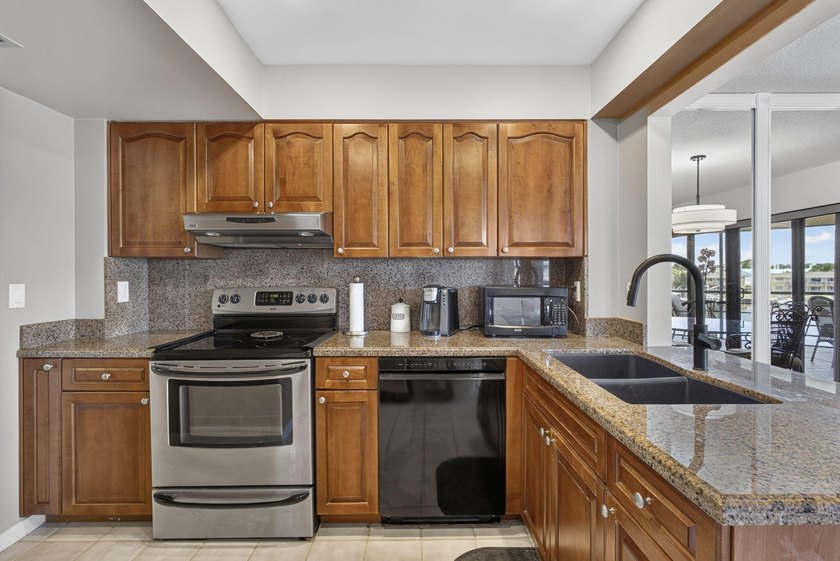 ACCEPTING BACK-UP OFFERS. Take Elevator t0 TOP FLOOR 2BR/2BA - photo 12