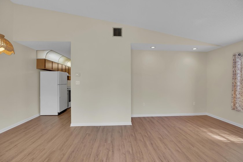 MOVE IN CONDITION! All appliances including full size - photo 9