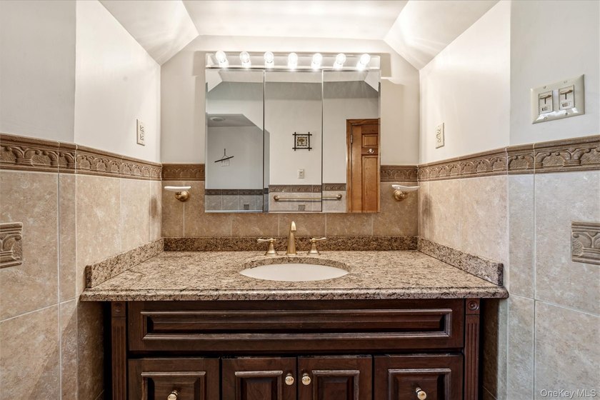 Welcome home to this beautiful Wolosoff Brothers Townhome on - photo 25