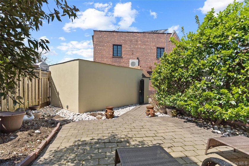 Welcome home to this beautiful Wolosoff Brothers Townhome on - photo 34