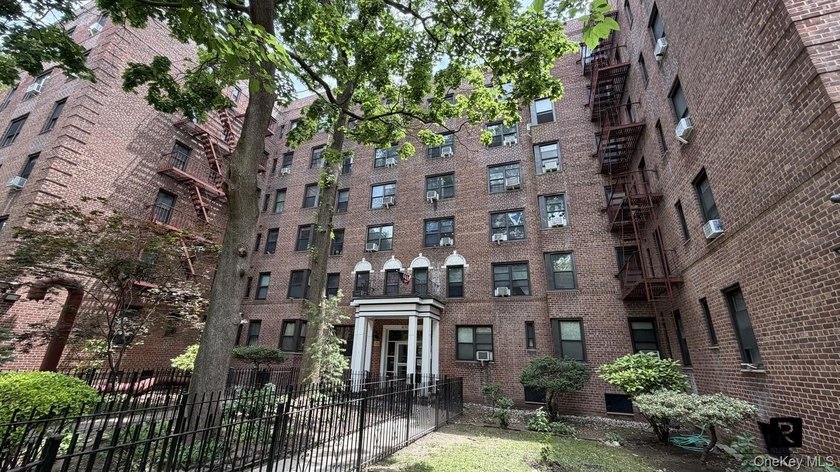 Welcome to this beautifully maintained 2-bedroom apartment in - photo 20