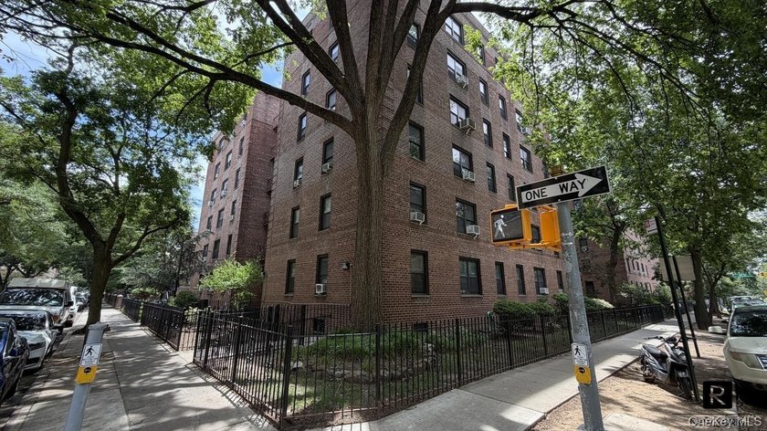 Welcome to this beautifully maintained 2-bedroom apartment in - photo 21