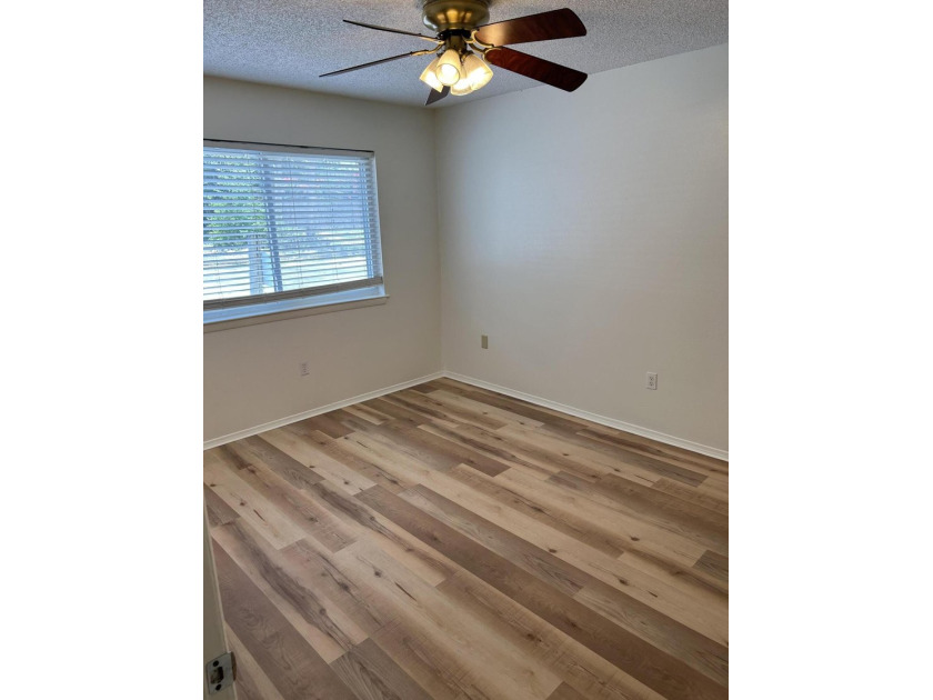 First floor, two bedroom condo in Niceville. New HVAC unit in - photo 11