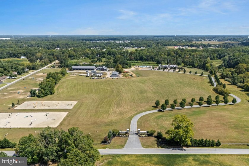 Welcome to a one-of-a-kind equestrian estate that blends privacy - photo 2