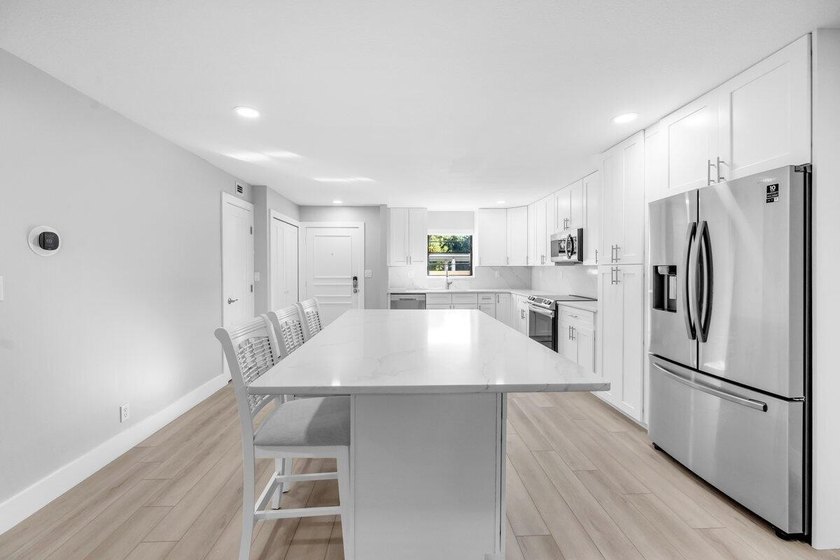 A fully renovated, white-and-bright coastal contemporary retreat - photo 4