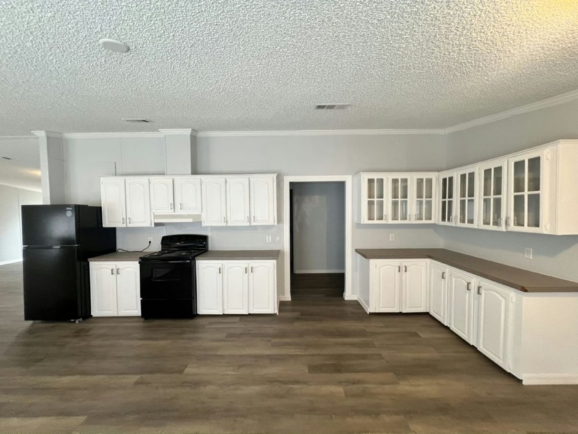 Own your own home in a quiet, well-maintained neighborhood! This - photo 2