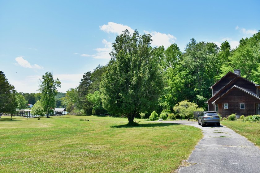 Unlock the potential of this charming lakefront fixer-upper on - photo 6