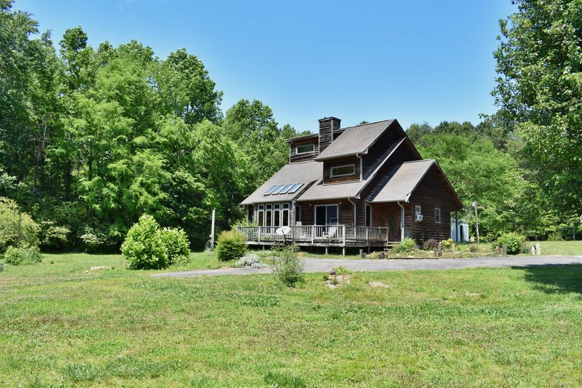 Unlock the potential of this charming lakefront fixer-upper on - photo 7