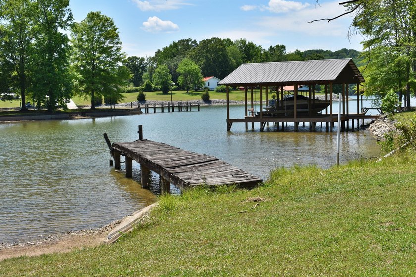 Unlock the potential of this charming lakefront fixer-upper on - photo 9