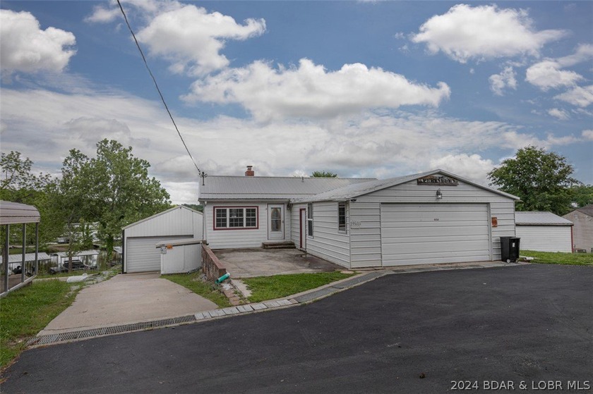4-bed, 2-bath waterfront home in the Turkey Creek arm of Lake of - photo 3
