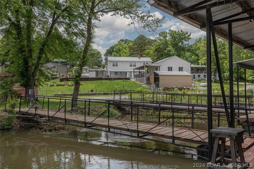 4-bed, 2-bath waterfront home in the Turkey Creek arm of Lake of - photo 4